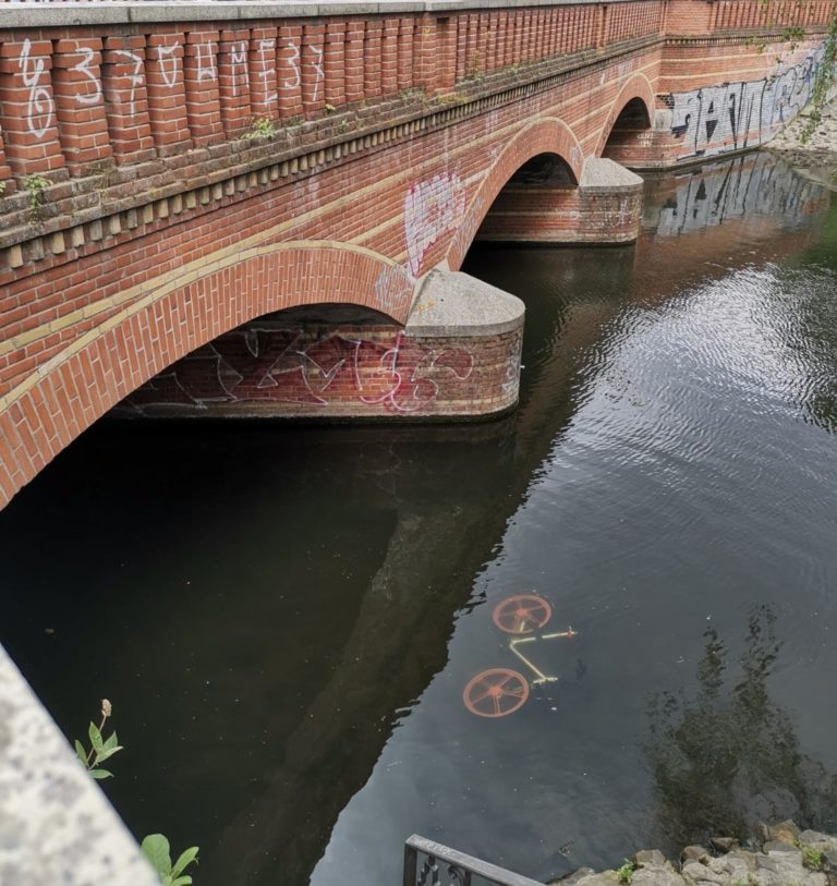 Berlin entdecken Fahrrad im Wasser