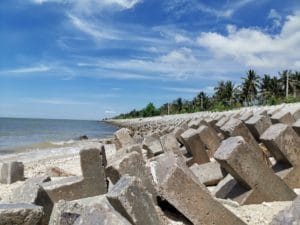 Reisebericht Malaysia Betonpfähle Küste