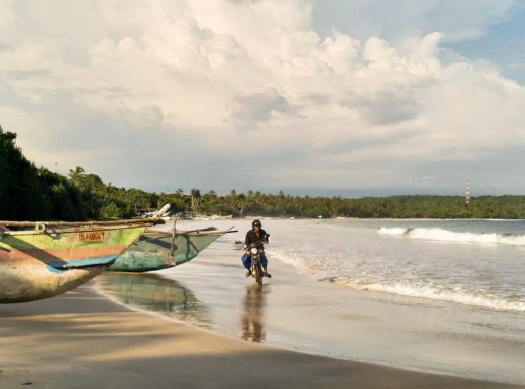 Backpacking in Sri Lanka - Moped am Strand